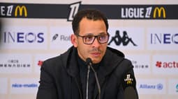 Liam Rosenior en conférence de presse après Nice-Strasbourg, le 3 janvier 2026.