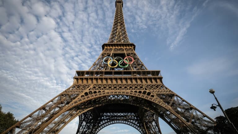 Les anneaux olympiques sur la tour Eiffel à Paris, le 6 septembre 2024