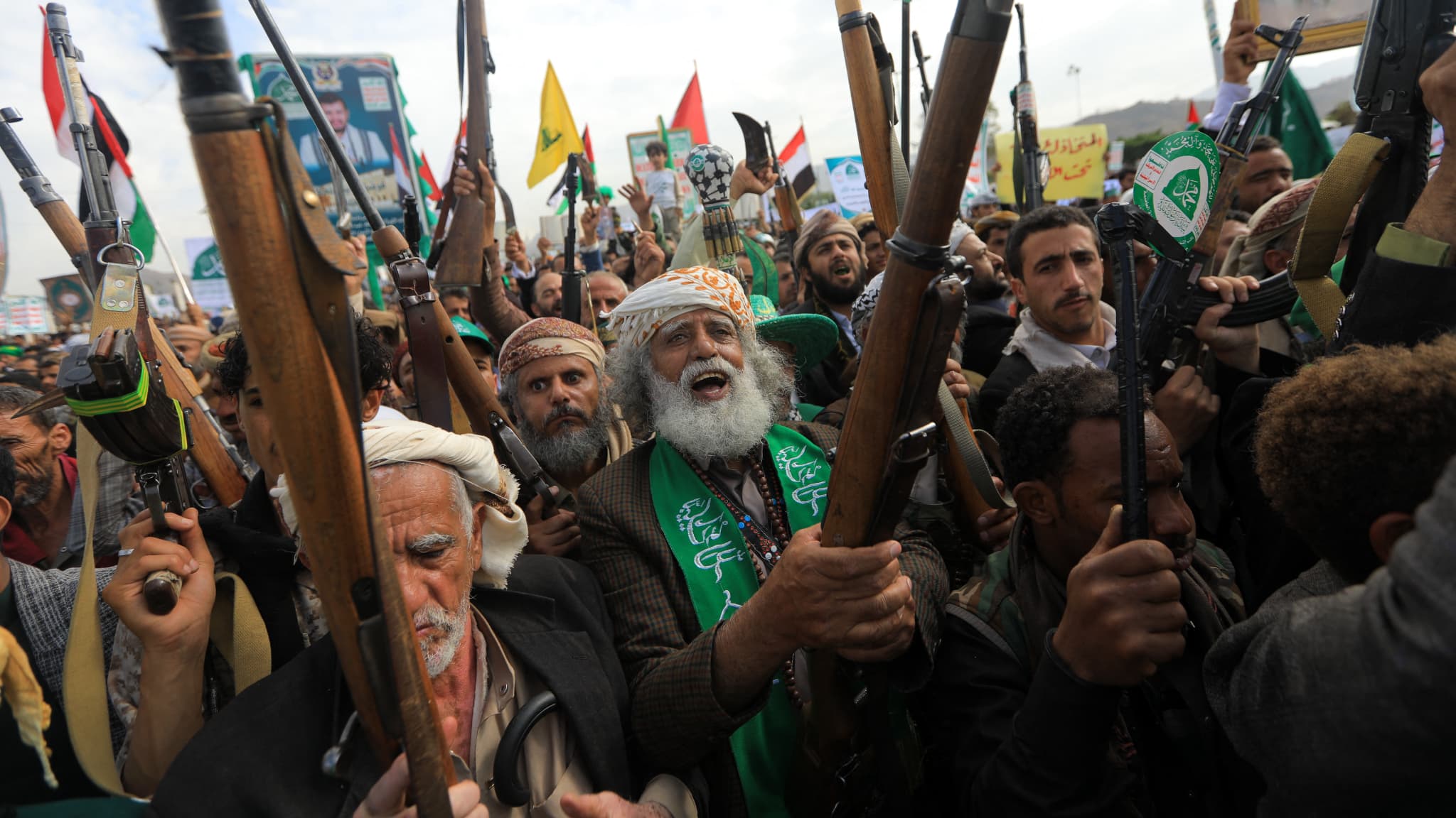 LES REBELLES HOUTHIS AU YÉMEN PROMETTENT DE VENGER LA MORT DE LEUR PREMIER MINISTRE, TUÉ DANS DES FRAPPES ISRAÉLIENNES