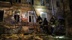 Des sauveteurs après une attaque russe dans le centre historique d'Odessa, le 14 novembre 2024, dans le cadre de l'invasion de l'Ukraine par la Russie.