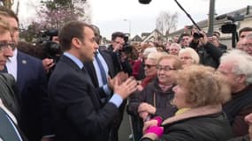 Une retraitée interpelle Macron à Tours: "On a travaillé toute notre vie... On n'est pas content"