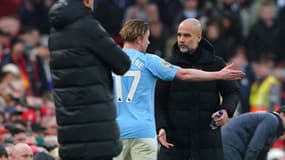Kevin De Bruyne, mécontent, s'explique avec Pep Guardiola au moment d'être remplacé lors de Liverpool-Manchester City (1-1, Premier League), le 10 mars 2024