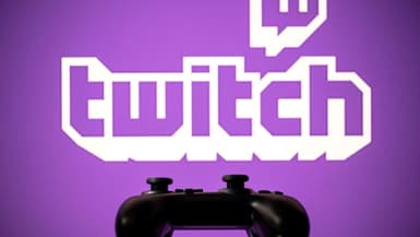 Une manette de jeu vidéo devant le logo de la plateforme Twitch le 14 juin 2021 à Toulouse, 