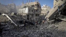Vue des destructions causées par l'attaque israélienne sur la rue Omar al-Mukhtar à Gaza, le 3 octobre 2025.