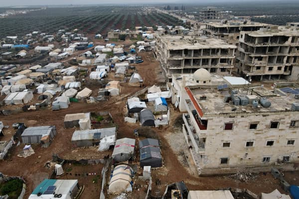 Des nombreuses tentes hébergent encore des déplacés près d'un an après le séisme survenu en Turquie et en Syrie, à Jindayris, en Syrie, le 1er février 2024