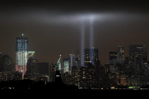 Deux rayons de lumière diffusés depuis l'ancien emplacement des tours jumelles du World Trade Center, le 11 septembre 2011.