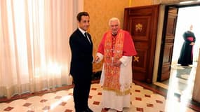 Nicolas Sarkozy a rencontré vendredi au Vatican le pape Benoît XVI à l'occasion d'une courte visite au Vatican destinée à tourner la page des polémiques de l'été entre l'épiscopat français et le gouvernement à propos de sa politique envers les Roms. /Phot