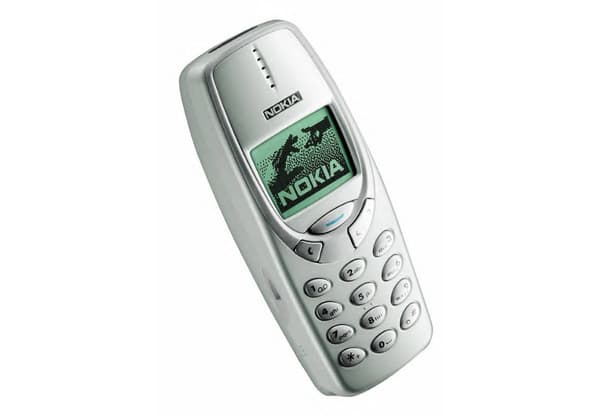 Le Nokia 3310 sortait en septembre 2000 et succédait au 3210.