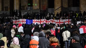 Des manifestants anti-gouvernementaux devant le parlement lors d'une huitième journée consécutive de manifestations de masse dans le centre de Tbilissi, le 5 décembre 2024.