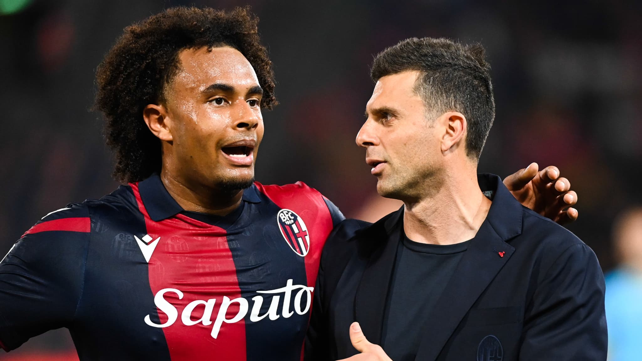 L'attaquant Joshua Zirkzee en train de discuter avec Thiago Motta après un match de Bologne, avril 2024