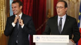 François Hollande (droite) et le ministre de l'Économie Emmanuel Macron, lors d'une cérémonie à l'Élysée, le 15 septembre 2015.