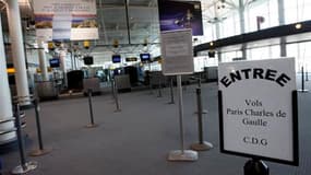 A l'aéroport de Marseille, samedi. Outre les 28 aéroports d'une grande moitié nord de la France déjà fermés jusqu'à lundi, les aéroports de Nice et Marseille seront bloqués dimanche à partir de 6h00. En revanche, les aéroports du sud-ouest de la France re