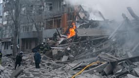 Les sauveteurs du Service national d'urgence ukrainien interviennent sur le site où deux missiles russes Iskander ont frappé des immeubles résidentiels près du centre de Kharkiv le 2 janvier 2026. 