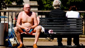 Météo France conseille notamment aux personnes âgées, de beaucoup boire et d’éviter de sortir aux heures les plus chaudes (11h-21h)
