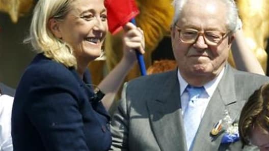 Jean-Marie Le Pen et sa fille Marine lors d'un rassemblement pour le 1er mai, l'année dernière. Le fondateur du Front national a promis une défaite à Nicolas Sarkozy si sa fille, qui lui a succédé à la tête du parti et dit peiner à rassembler les 500 sign