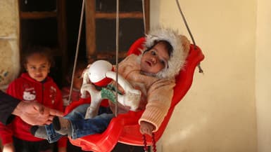 Afraa al-Sawadi, survivante du séisme en Syrie, dans la maison de son oncle où elle vit dans la ville de Jandaris, au nord-ouest de la province d'Alep, en Syrie, le 4 février 2024.
