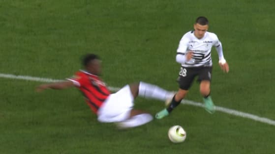 La faute de Youssouf Ndayishimiye sur Enzo Le Fée lors de Nice-Rennes, 5 novembre 2023
