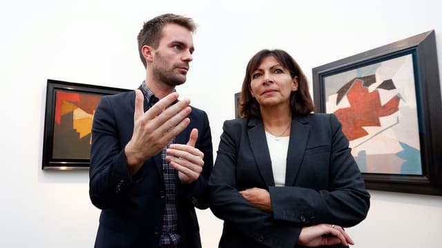 Bruno Julliard et Anne Hidalgo lors d'une exposition de Serge Poliakoff.