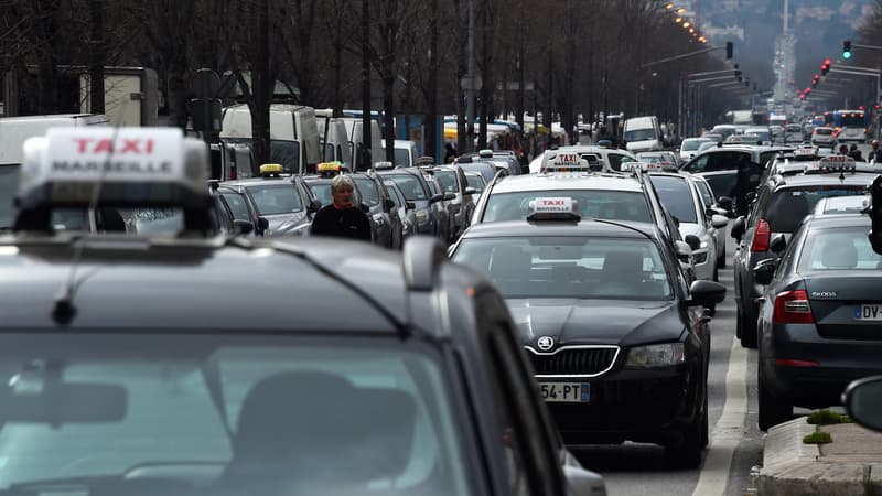 Le gouvernement a dévoilé ses pistes pour indemniser les licences de taxis dont la valeur est passée de 240.000 à 120.000 euros depuis 2013.