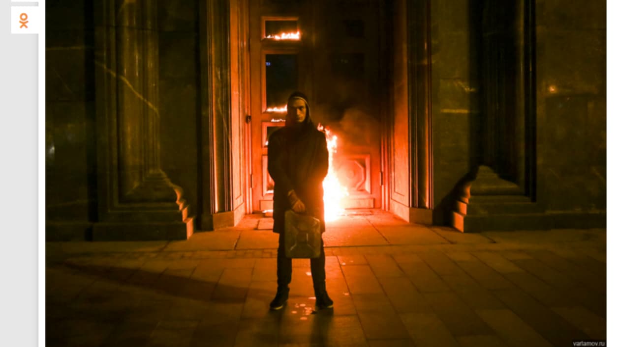 L'artiste russe Piotr Pavlenski après avoir mis le feu aux portes de la Loubianka, le bâtiment qui a longtemps abrité le KGB et aujourd'hui son successeur le FSB.
L'artiste russe Piotr Pavlenski après avoir mis le feu aux portes de la Loubianka, le bâtiment qui a longtemps abrité le KGB et aujourd'hui son successeur le FSB.