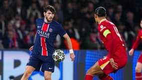 Khvicha Kvaratskhelia face à Virgil Van Dijk lors de PSG-Liverpool en Ligue des champions, le 5 mars 2025