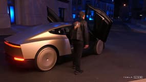 Elon Musk monte dans le Cybercab lors de la présentation "We, Robot" le 10 octobre 2024.