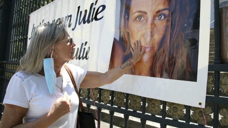 La mère de Julie Douib, Violette, touche le portrait de sa fille assassinée, le 10 juin 2021 à Bastia 