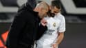 L'entraîneur du Real Zinédine Zidane et son attaquant Karim Benzema affichent leur complicité durant le match contre l'Athletic Bilbao à Madrid, le 15 décembre 2020 
