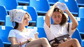 Des spectateurs tentent de vaincre la chaleur dans les tribunes de la Concorde, sur les épreuves de skateboard (le 29/07/2024). Photo d'illustration
