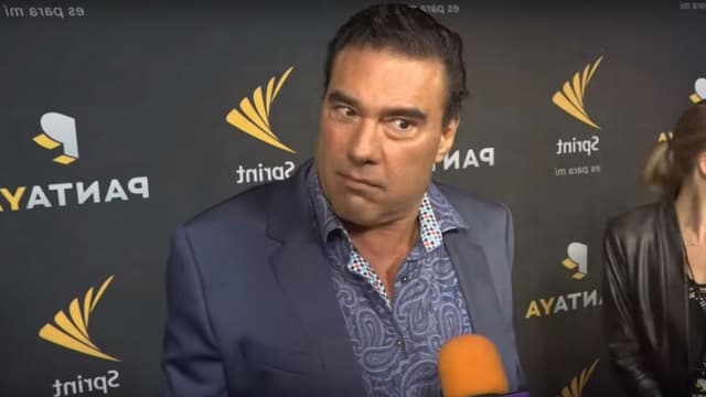 Eduardo Yanez sur le tapis rouge face au journaliste Paco Fuentes à Hollywood, le 11 octobre 2017