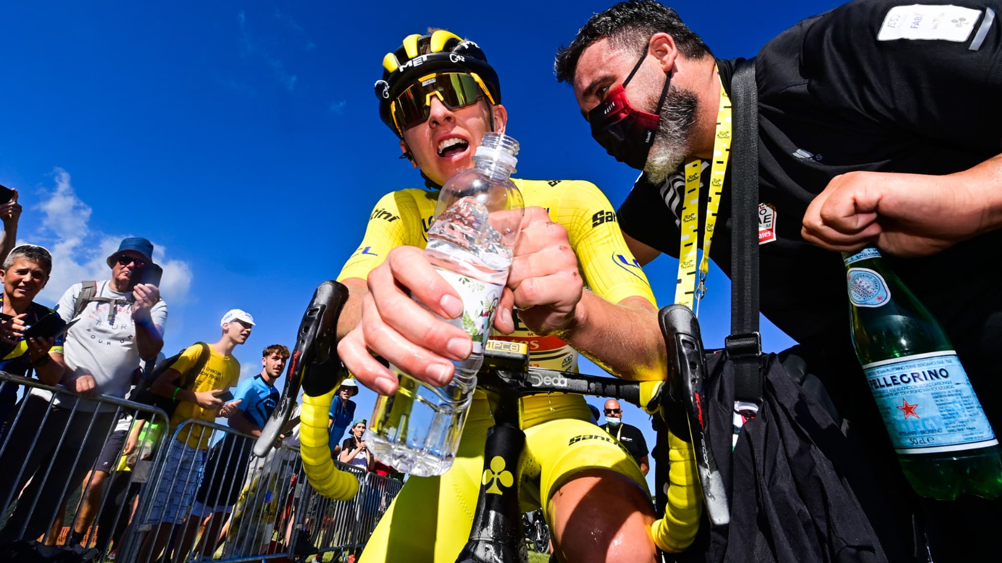 Tadej Pogacar avec une bouteille eau sur le Tour de France 2022