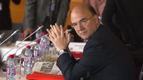 Le ministre de l'Economie et des Finances, Pierre Moscovici, a annoncé mardi la présentation à l'automne d'un projet de loi visant à mettre fin aux rémunérations jugées excessives dans le secteur privé en France. /Photo prise le 9 juillet 2012/REUTERS/Cha
