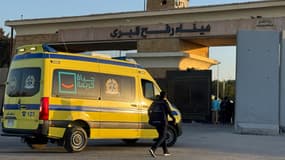Des ambulances sont stationnées devant le point de passage de Rafah, côté égyptien, pour entrer dans la bande de Gaza, le 2 février 2026.