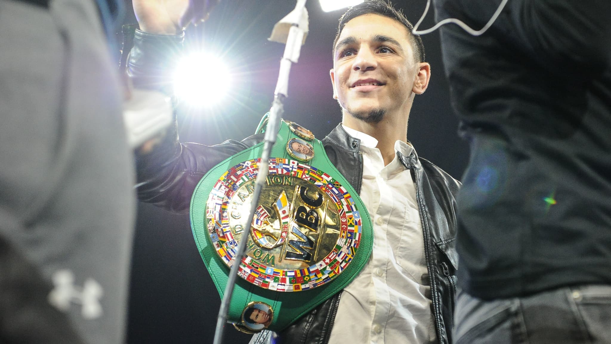 Nordine Oubaali avec sa ceinture de champion du monde WBC des coqs