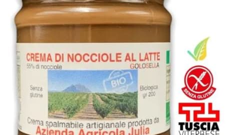 Crema di nocciole al latte.
