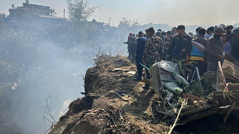 Des secouristes essayent de retrouver des survivants sur le site du crash d'avion au Népal, le 15 janvier 2023