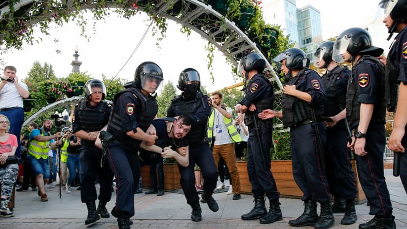 Un opposant arrêté pendant la manifestation non-autorisée à Moscou ce samedi. 