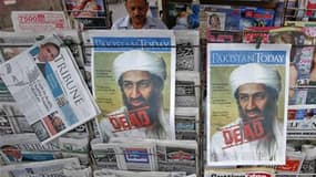 Vendeur de journaux à Lahore, au Pakistan, mercredi. Al Qaïda a confirmé par un message diffusé sur des sites internet islamistes la mort de son numéro un, Oussama ben Laden, qu'il a promis de venger en s'en prenant aux Etats-Unis et à ses alliés, dont le