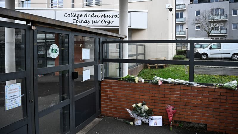 Des fleurs et une photo de Louise devant le collège André-Maurois, à Épinay-sur-Orge, le 8 février 2025, après la découverte du corps de cette élève de 11 ans dans un bois.