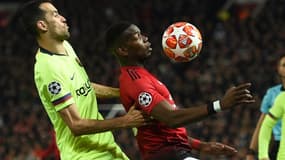 Sergio Busquets face à Paul Pogba
