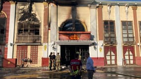 Des pompiers mobilisés après l'incendie d'une discothèque à Murcie, en Espagne, le 1er octobre 2023