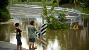 Des habitants de Beenleigh regardent les dégâts provoqués par le passage du cyclone Debbie, le 2 avril 2017 en Australie.