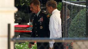 Le général Stanley McChrystal avant son entretien avec Barack Obama mercredi à la Maison blanche. Selon un responsable de l'administration américaine, le commandant en chef des forces américaines en Afghanistan a été relevé de son poste à la suite de rema