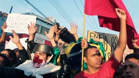 Les manifestations se sont poursuivies mercredi à Sao Paulo, la plus grande ville du Brésil, où les manifestants ont marché sur le grand stade de la ville et bloqué une autoroute (photo) ainsi que plusieurs rues, paralysant les transports. La hausse des t