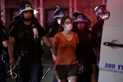 Arrestation d'une jeune manifestante blanche par la police à Manhattan, le 5 juin 2020 Arrestation d'une jeune manifestante blanche par la police à Manhattan, le 5 juin 2020