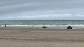 Des véhicules des forces de l'ordre déployés pour rechercher un enfant de 10 disparu sur la plage de Berck (Pas-de-Calais) le vendredi 16 août 2024.