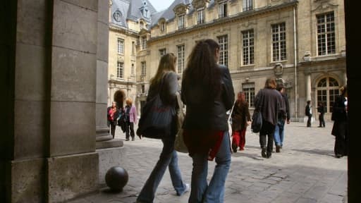 Des étudiants dans la cour de la Sorbonne à Paris