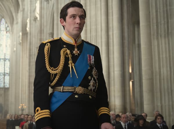 Josh O'Connor incarnant le prince Charles dans la série "The Crown".