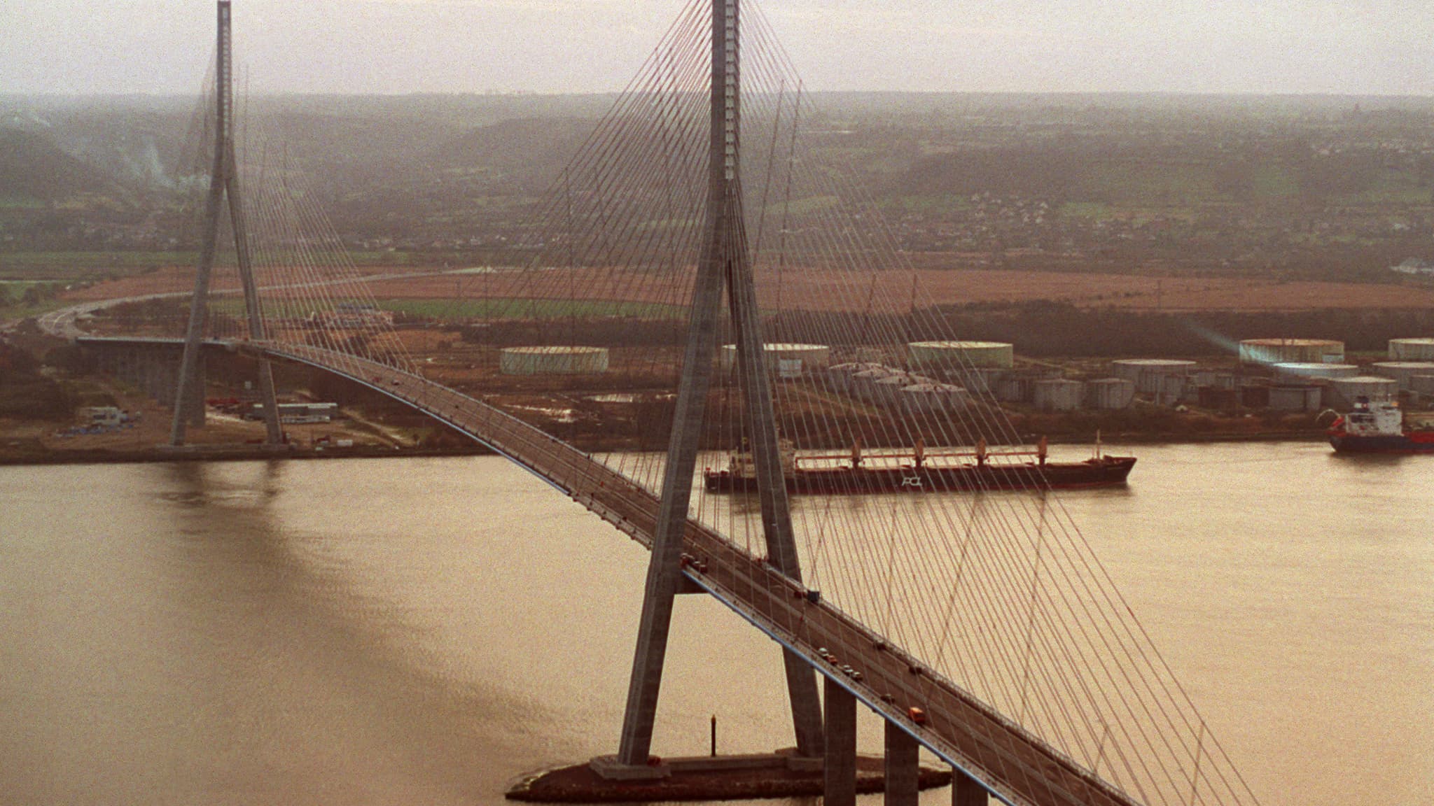 Vue générale du pont de Normandie prise le 07 janvier 1995.