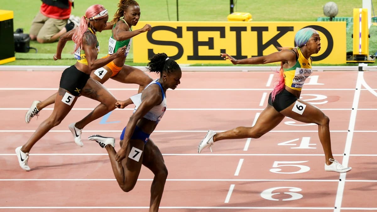 Shelly-Ann Fraser-Pryce mate la concurrence lors de la finale du 100 mètres féminin des Mondiaux de Doha